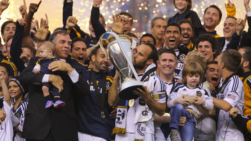 mls cup_donovan_trophy_celebration_team