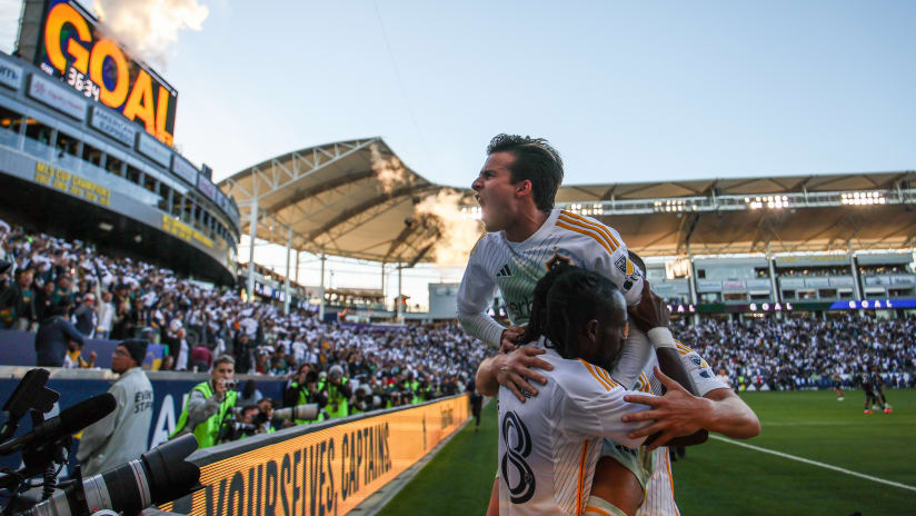 112424_LA_GALAXY_JL_0126